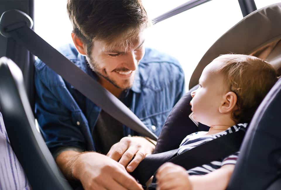 Vater mit Kind im Auto